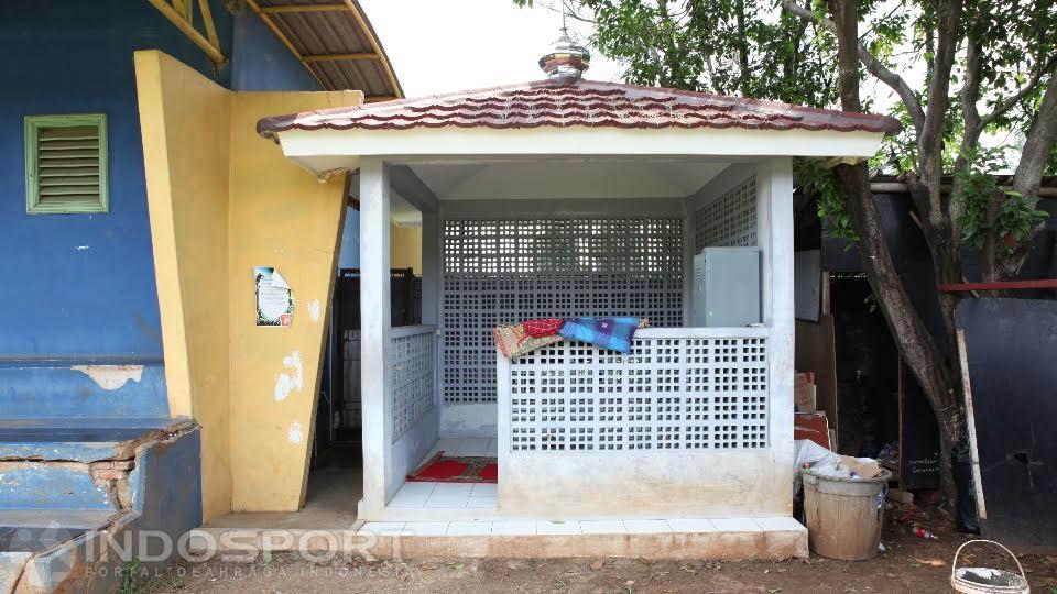 Terdapat mushola kecil untuk beribadah.